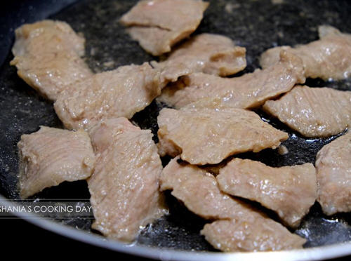 葱爆松阪猪肉:口感弹牙香气十足