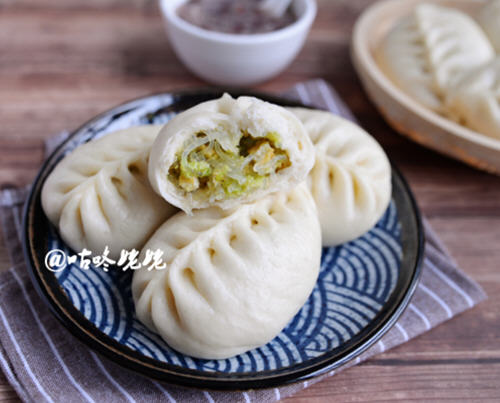 白菜豆腐粉条大包子,吃起来口感爽口,调味也非常简单