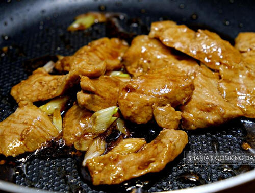 葱爆松阪猪肉:口感弹牙香气十足