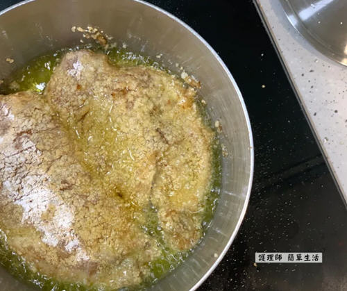 香嫩又多汁的家常炸鸡排,口感酥脆香甜非常好吃