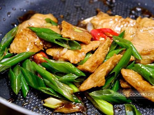葱爆松阪猪肉:口感弹牙香气十足