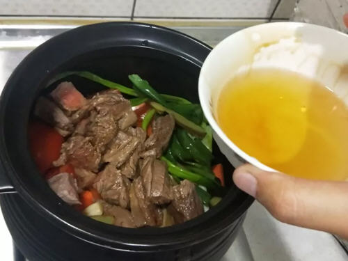 红烧牛肋条肉简单又美味,口感软烂非常下饭