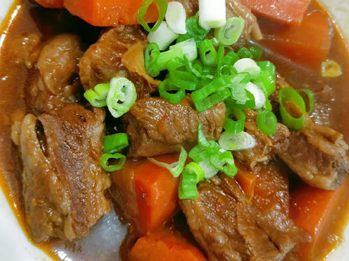 红烧牛肋条肉简单又美味,口感软烂非常下饭
