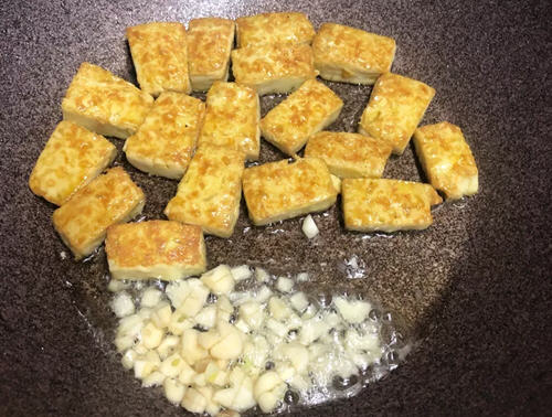 小葱煎豆腐味道超级香,两种食材的完美结合