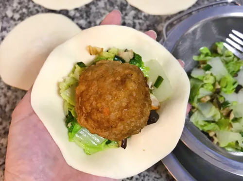 狮子头包子口感美味,包子份量十足,可口满足
