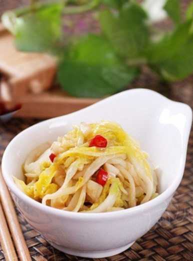 醋溜白菜的简单家常做法，色泽清新，口感酸爽，每一口都让人觉得清爽