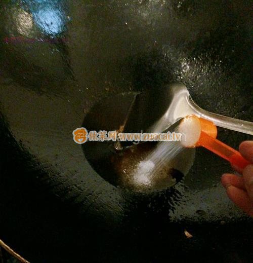 鹌鹑蛋红烧排骨的做法  鹌鹑蛋红烧排骨怎么做