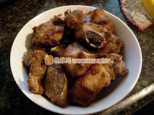 鹌鹑蛋红烧排骨的做法  鹌鹑蛋红烧排骨怎么做