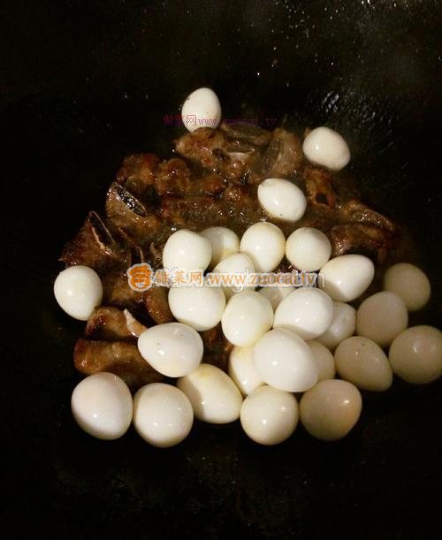 鹌鹑蛋红烧排骨的做法  鹌鹑蛋红烧排骨怎么做