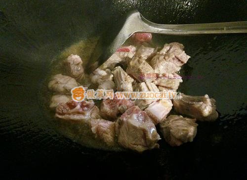 鹌鹑蛋红烧排骨的做法  鹌鹑蛋红烧排骨怎么做