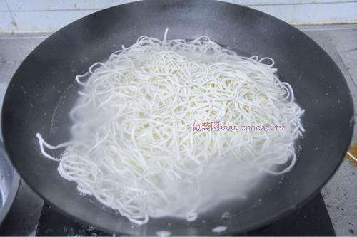 爽滑又筋道，好吃不腻的青菜肉丝炒面怎么做好吃