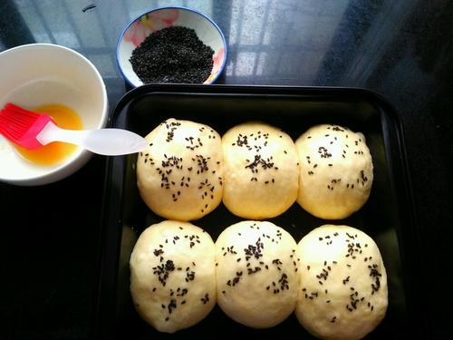 口感香甜可口的芝麻小餐包的做法介绍