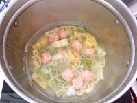 健康又营养的儿童食谱大全 简单易学宝宝爱吃的可口饭菜 虾滑海底捞意面#百味来意面#的做法步骤11