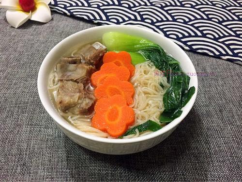 排骨汤面的做法