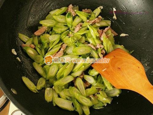 xo酱玉米粒炒菜心杆杆的做法(农家玉米酱做法)
