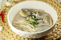 鲫鱼萝卜汤的家常做法(鲫鱼萝卜汤做法大全家常)