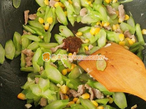 xo酱玉米粒炒菜心杆杆的做法(农家玉米酱做法)