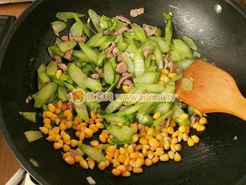 xo酱玉米粒炒菜心杆杆的做法(农家玉米酱做法)