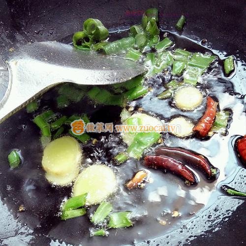 鸡爪烧鹌鹑蛋的做法