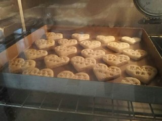 母亲节爱心饼干,烤箱200度烤12~15分钟,上色即可。