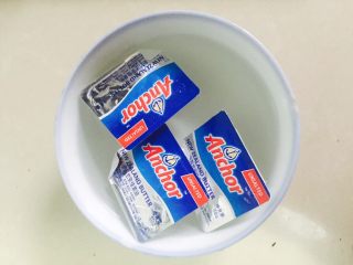 原味芝士条,黄油隔水融化成液体,我用的黄油粒一个10克 不用称 很方便