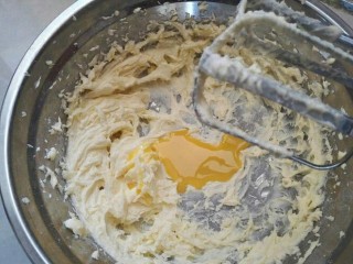 母亲节爱心饼干,鸡蛋液分成三次打发,一步一步操作到位。