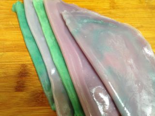 彩色简版凉皮,反复操作步骤11~步骤16，直至面浆蒸完