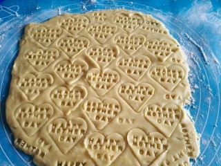 母亲节爱心饼干,然后用字模按上happy mother day。