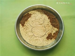 香油豆沙馅绿豆糕,绿豆粉放入蒸锅中蒸20-30分钟,成熟出锅;