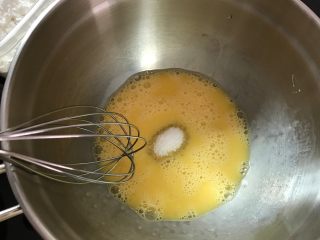红豆沙鲷鱼烧,加入白砂糖打发。