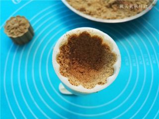 香油豆沙馅绿豆糕,月饼模具洒上点熟绿豆粉磕出,然后放入部分绿豆粉压实,中间留出放馅料;