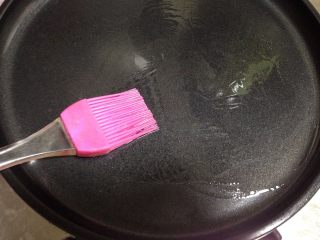 彩色简版凉皮,浅盘刷上一层薄油
