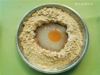香油豆沙馅绿豆糕,倒入香油;