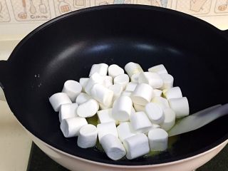 坚果雪花酥,待黄油完全融化后,迅速加入棉花糖。