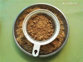 香油豆沙馅绿豆糕,如果结块比较大可以用粗网再过一遍(也可以省略);