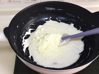 坚果雪花酥,加入奶粉,继续搅拌煮至无干粉状态。