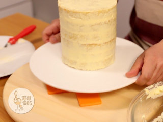 基础滴落蛋糕,可以做出无限种高大上的造型,13、然后把蛋糕放进冰箱的保鲜层冷藏20分钟