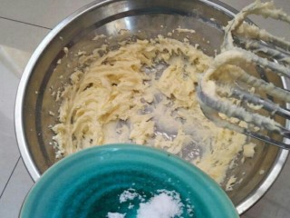 母亲节爱心饼干,加入盐打发。