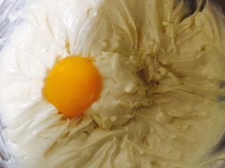原味芝士条,蛋黄分次加入 混合均匀