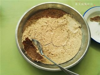 香油豆沙馅绿豆糕,上面没有盖保鲜膜,表面会结硬皮(滴水的部分变湿了);