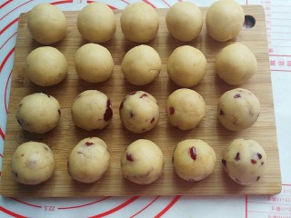 蔓越莓绿豆馅月饼(内附馅料做法),再把馅料分成每份30克滚圆;