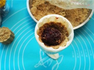 香油豆沙馅绿豆糕,将豆沙馅放入,上面再铺上绿豆粉,压实;