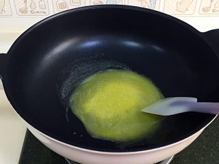 坚果雪花酥,开小火,黄油放入不粘锅内,加热至融化。