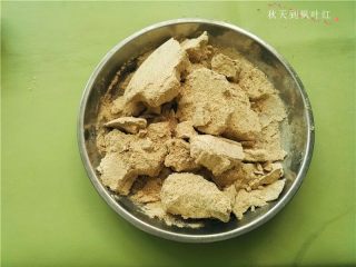 香油豆沙馅绿豆糕,将湿结的块去掉,将结块的绿豆粉搓开;