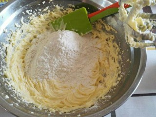 母亲节爱心饼干,加入低粉搅拌均匀。