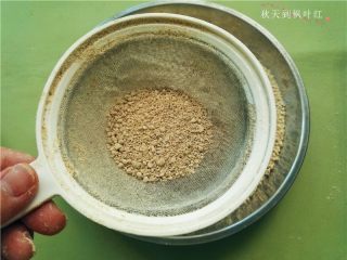 香油豆沙馅绿豆糕,然后用筛网过筛,过筛后的绿豆粉,会更加的细腻;