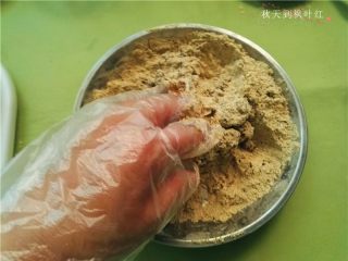 香油豆沙馅绿豆糕,戴上一次性手套搅拌均匀;