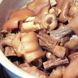 笋干炖猪蹄鲜香爽口，两碗米饭都吃不够