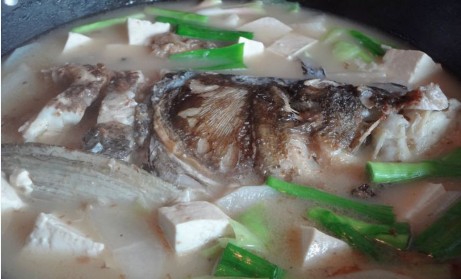 豆腐萝卜煮鱼头汤的做法