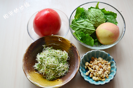 白菜桃子果饮料的做法步骤1